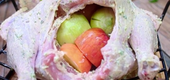 Крупно нарезаем фрукты и лук