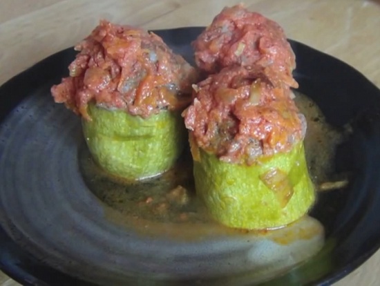 Кабачки, фаршированные мясом и рисом