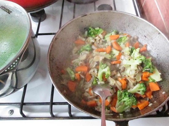 овощи уже подрумянились и размягчились