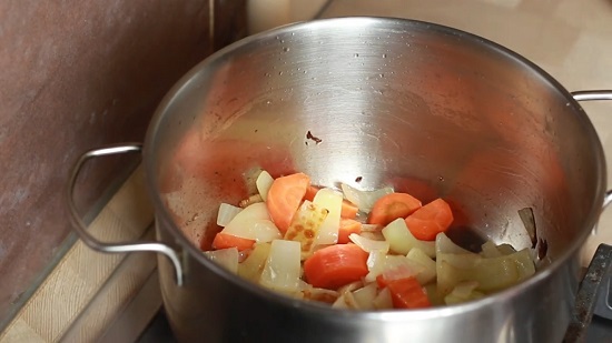 добавляем к луку нашинкованную морковь