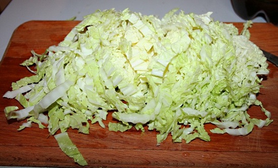 Ножом шинкуем пекинскую капусту