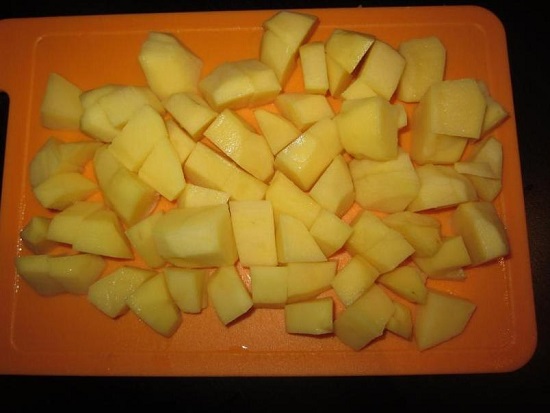 Очищенные картофельные клубни нарезаем