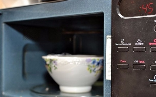 Помещаем емкость с омлетом в микроволновку