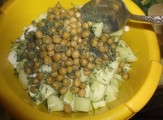 Измельчаем укроп и добавляем к остальным ингредиентам