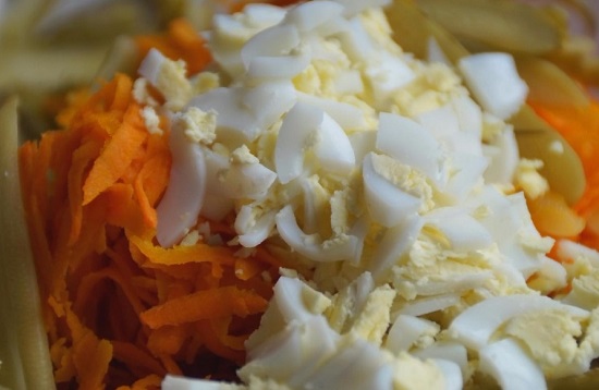 Три штуки сваренных вкрутую перепелиных яиц нарезаем кубиками