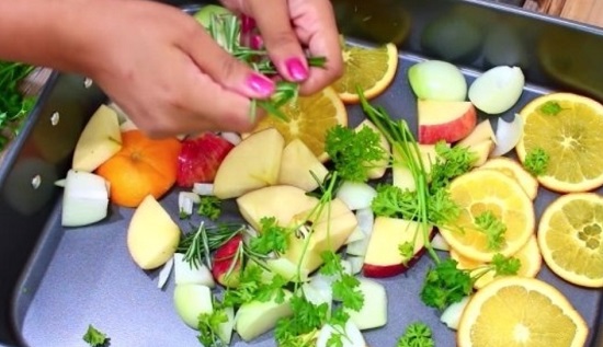 Добавляем веточки петрушки и розмарина