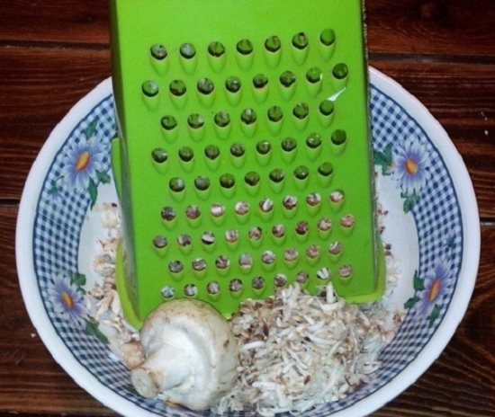 Натрем шампиньоны на крупной терке