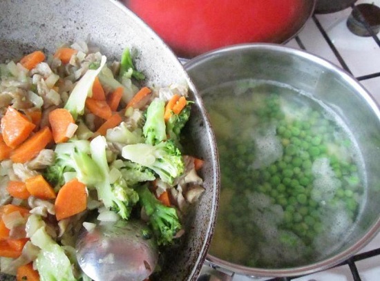 Выкладываем овощи в кастрюлю с картофелем