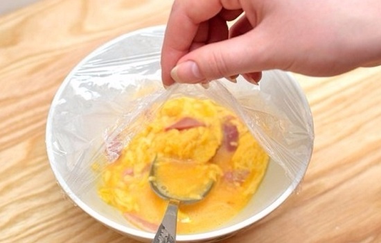 вынимаем омлет и размешиваем его