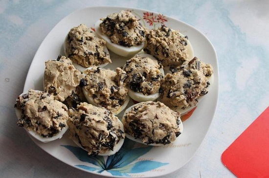 фаршируем половинки яичных белков