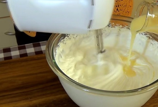 вводим малыми порциями сгущенку