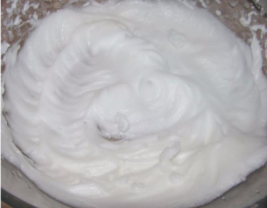 Посолим белки, взобьем