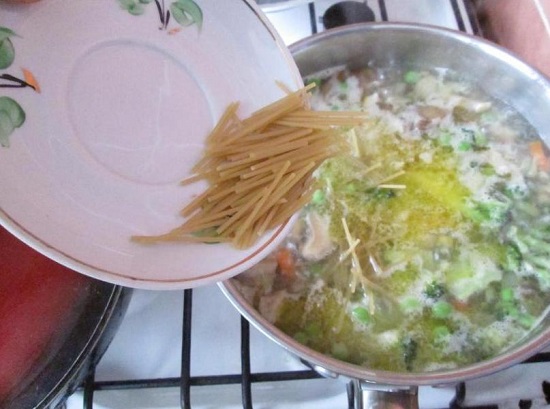 Добавляем вермишель, спагетти или другие макаронные изделия