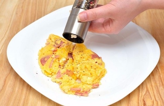 Приправляем блюдо перчиком