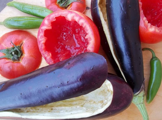 С томатов срежем верхушки, а баклажаны разрежем