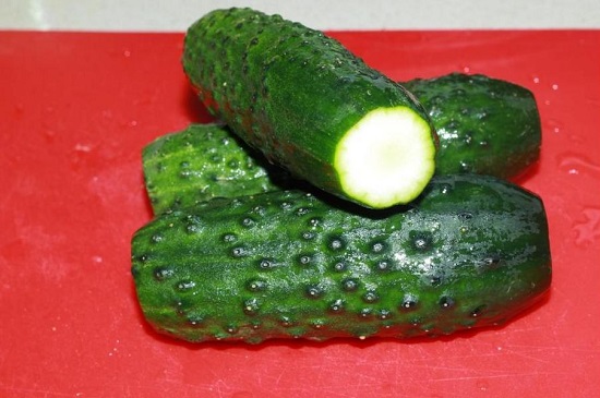 Свежие огурцы тщательно промываем