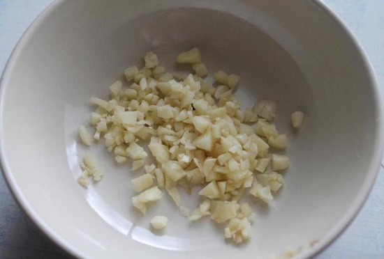 Чесночные зубки очищаем