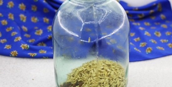 Полностью банку не заполняем водой