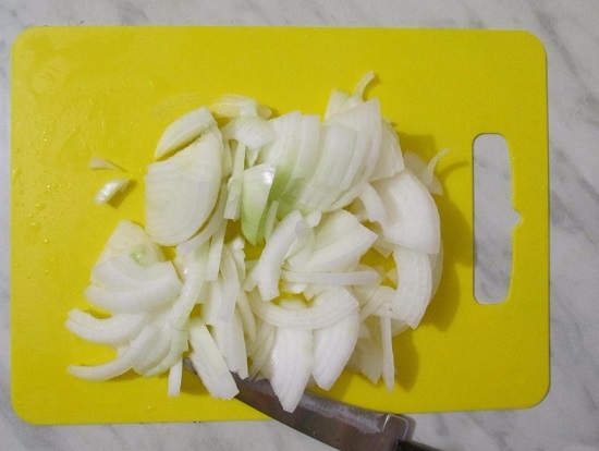очищаем и шинкуем в форме полуколец лук