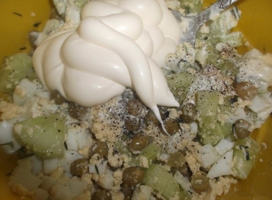 Салат из огурцов и яиц