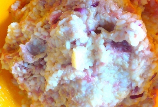 В фарш добавим смесь риса с батоном