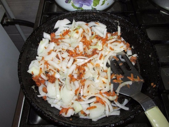 Овощи пассеруем до размягчения на рафинированном масле