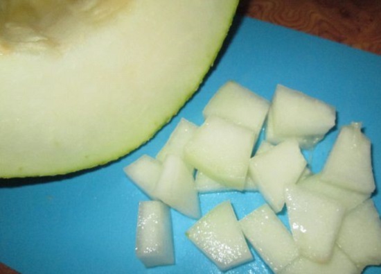 Дыню нарезаем