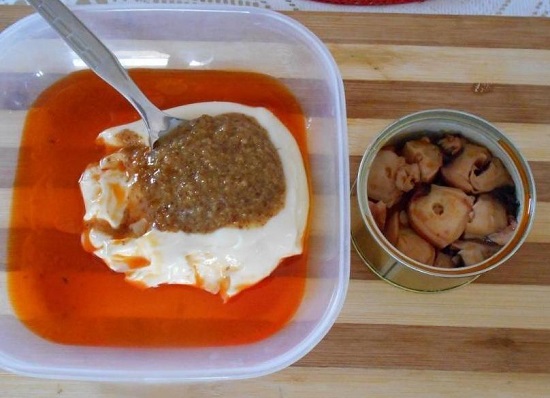 Сцеживаем маринад и добавляем его к салатной заправке