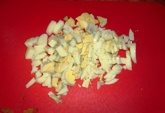 Вареные куриные яйца нарезаем меленькими кубиками