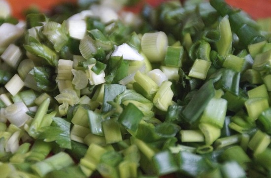 Промываем зеленый перьевой лук, просушиваем его