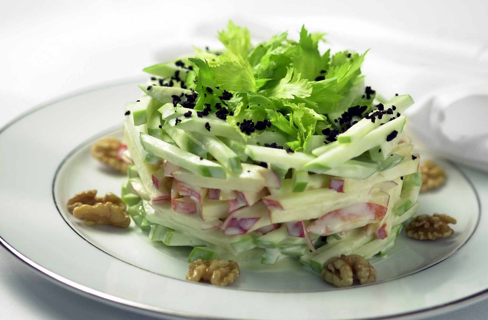 Салат с курицей и сельдереем, и яблоком